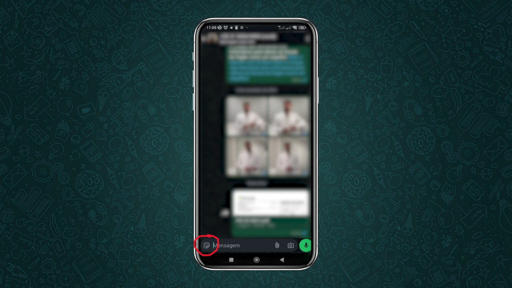 Clicando no ícone de figurinhas do WhatsApp
